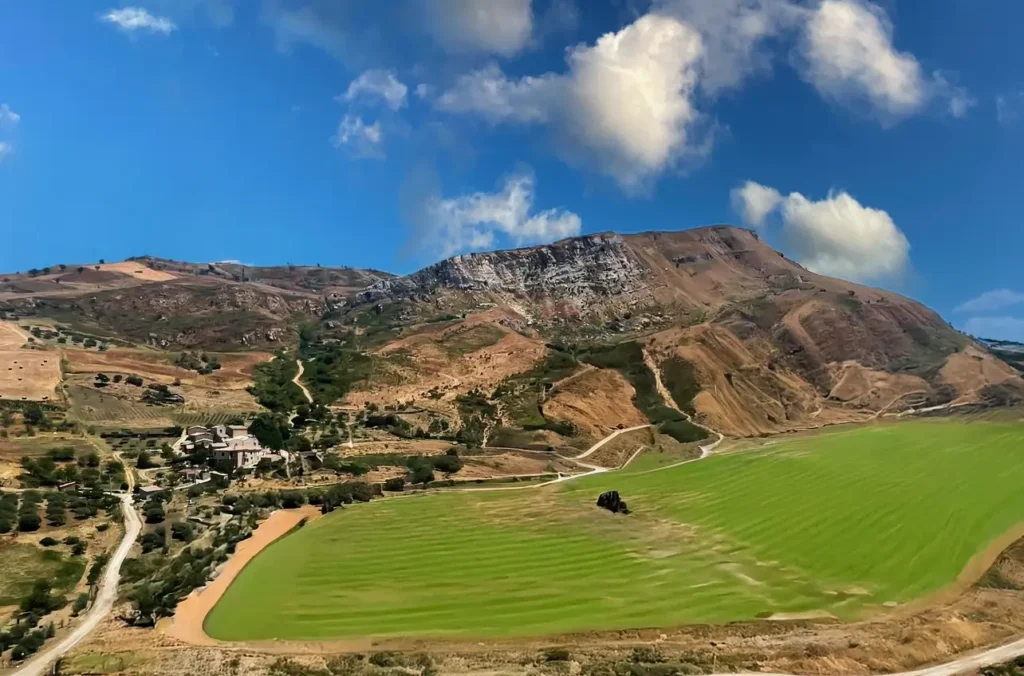 Foto del borgo Acquamara con alle spalle il monte di Balzo Bovolito